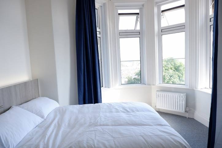 Large en-suite single occupancy bedroom with impressive bay window